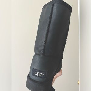 BLACK WOMENS UGGS VERY GOOD CONDITION!! (size 8 Classic Short Boot)